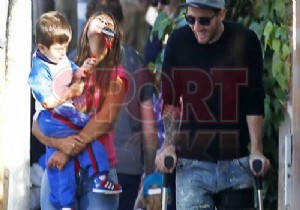 Messi koltuk değnekleriyle...!